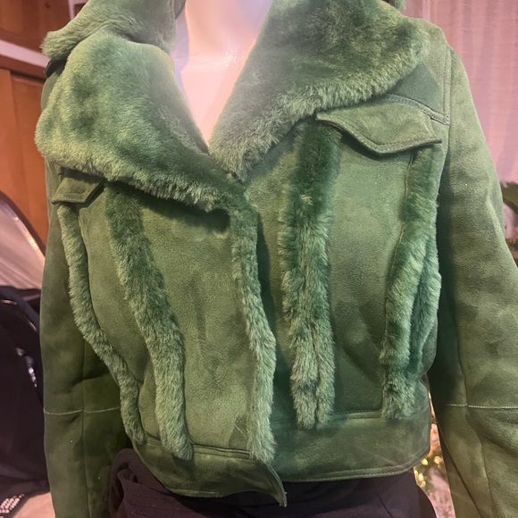 Green Teddy Jacket with Plush Material and Cropped Design - Picture 6 of 9